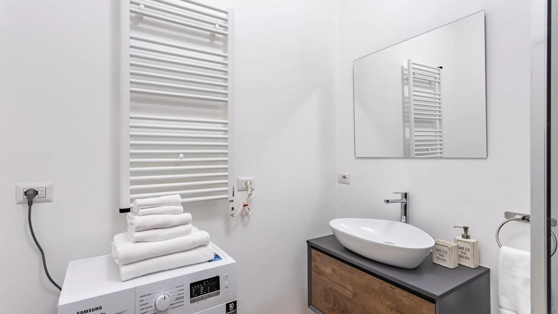 Ares&Athena Home - Pavia City - By Host4U Itálie