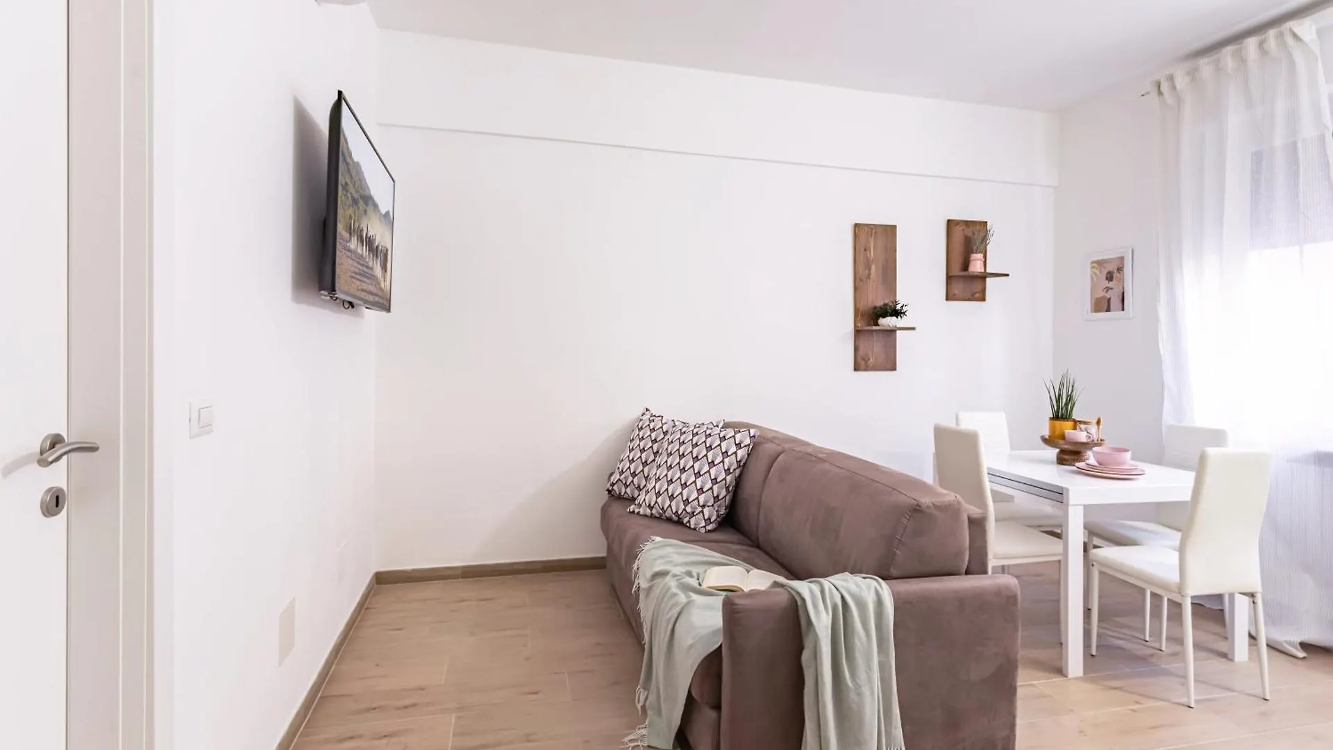 Ares&Athena Home - Pavia City - By Host4U Apartmán