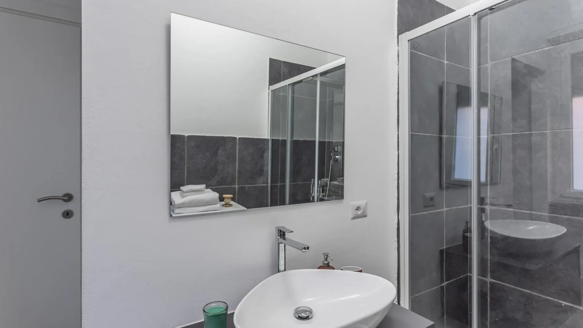 Ares&Athena Home - Pavia City - By Host4U Apartmán