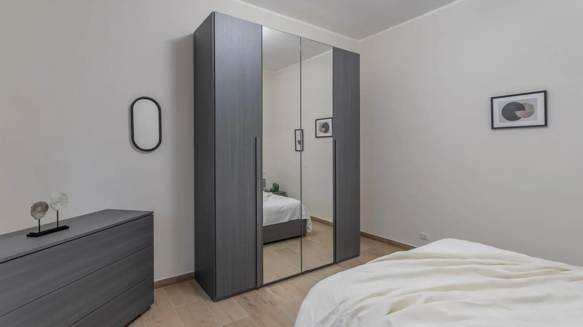 Ares&Athena Home - Pavia City - By Host4U Apartmán